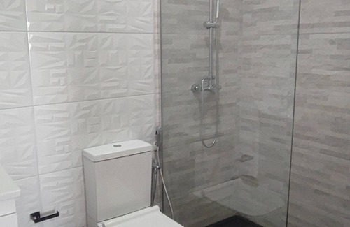 Praia Hotel | Quartos com AC,tv, casa de banho privativa, WiFi, Praia de mar nas proximidades.