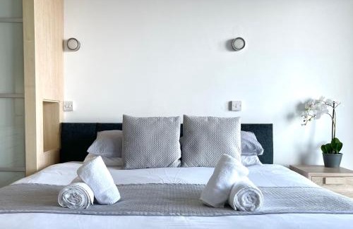 Poole Apartment | Quay & Sea View Spacious Modern Secure Parking