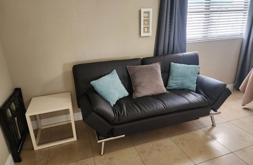 East Naples Villa | Queen 2nd Floor One Bedroom at Bayshore Inn & Docks