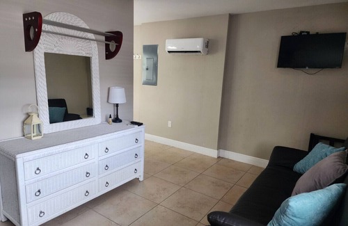 East Naples Villa | Queen 2nd Floor One Bedroom at Bayshore Inn & Docks