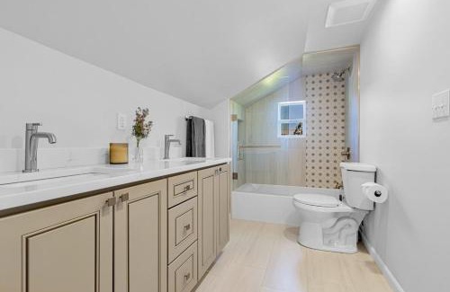 East Queen Anne House | Queen Anne Charm Near Tech Hubs & Entertainment
