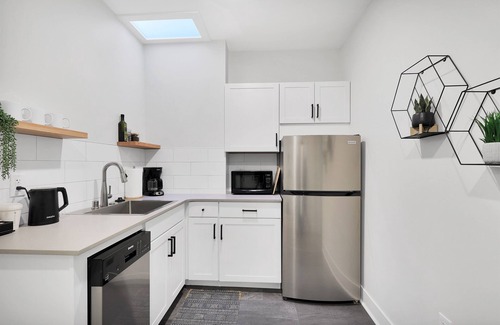 Mount Shasta Hotel | Queen Bed + Kitchen + Washer/Dryer, Mt Shasta #206