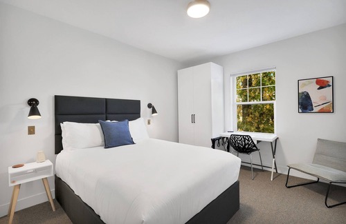 Mount Shasta Hotel | Queen Bed + Kitchen + Washer/Dryer, Mt Shasta #206