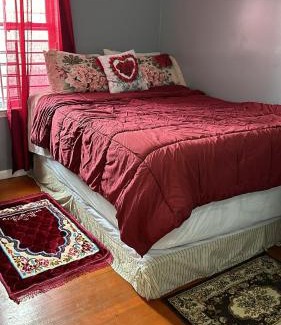 Newark House | Queen Bedroom @ Divine Villa and Resort 6 mins EWR Airport and 4mins to Train Station