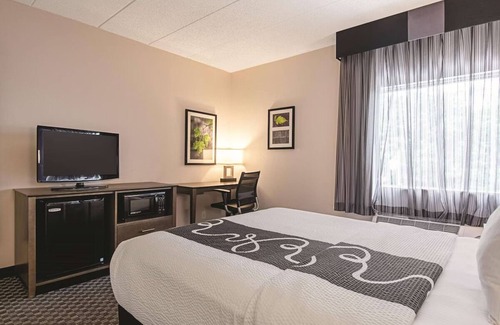 Valley Street Hotel | Queen Comfort Room, La Quinta Wyndham, Breakfast Included, Close to Downtown