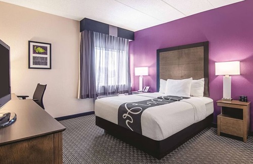 Valley Street Hotel | Queen Comfort Room, La Quinta Wyndham, Breakfast Included, Close to Downtown