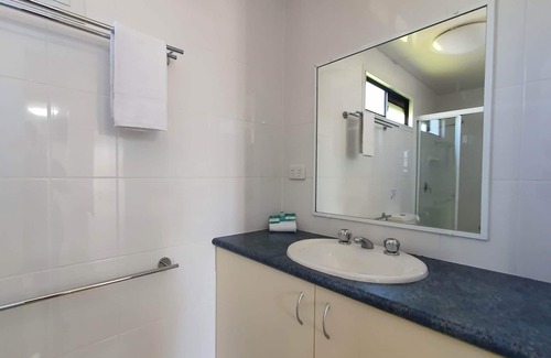 Alexandra Headland Cabin | Queen Ensuite Cabin 4 Berth - Queen Ensuite Cabin 4 Berth