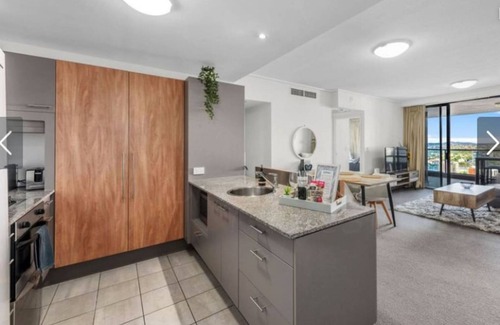 Brisbane Central Business District Apartment | Queen St Executive Stylish Apt with River Views and Fast WIFI Carpark Sauna Balcony Sleeps 7
