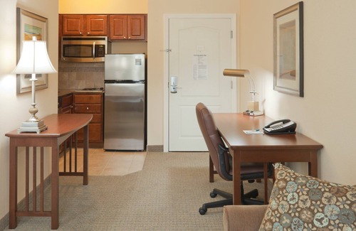 Lafayette Apartment | Queen Studio Near LFT | Free Daily Breakfast, Outdoor Pool + Hot Tub Access