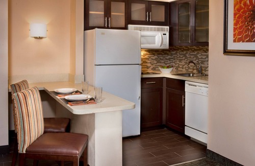 Fantasy Harbor Condo | Queen Suite Near the Sky Wheel | Free Hot Breakfast + Pool Access