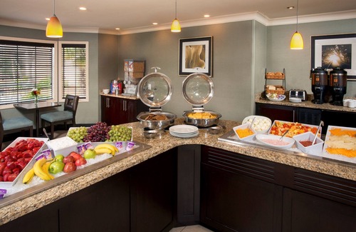 Fantasy Harbor Condo | Queen Suite Near the Sky Wheel | Free Hot Breakfast + Pool Access