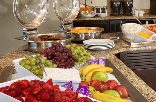 Fantasy Harbor Condo | Queen Suite Near the Sky Wheel | Free Hot Breakfast + Pool Access