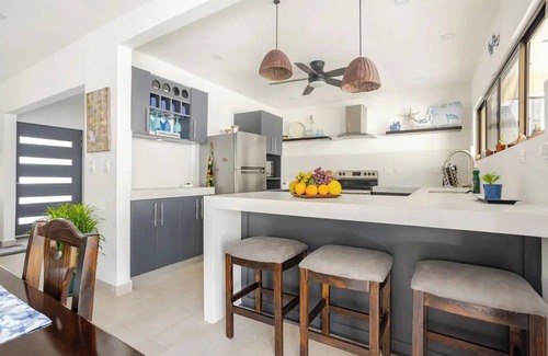 Quepos Villa | Quepos Villa 2:community pool, 3b3b, concierge, excellent location.