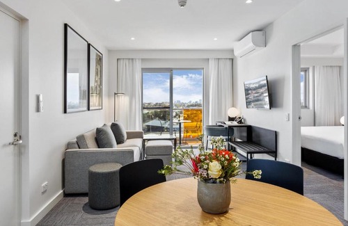 Taylors Lakes Hotel | Quest Watergardens