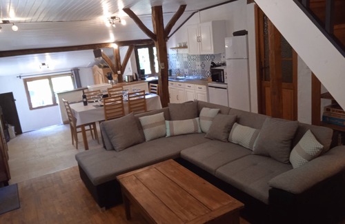 Les Eyzies Cottage | Quiet cottage in the countryside, swimming pool and air conditioning (Les Eyzies). Pets allowed.