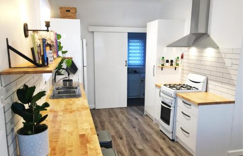 Geraldton House | Quick Stroll To The City