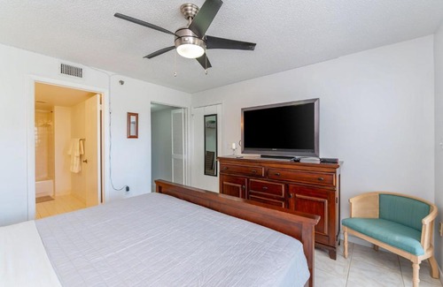 Sunny Isles Beach Apartment | Quick Walk to the Beach