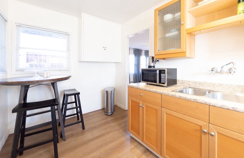Northwest Anaheim Cottage | Quiet 1bd House near CHOC & SNA