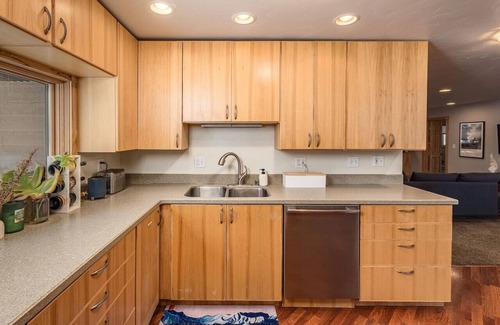 Taku - Campbell House | Quiet 2br home 4 mins to airport