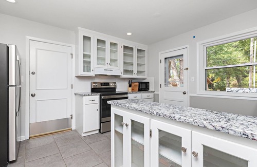 Overland Park House | Quiet 5BR Gem- King Beds! Stroll to Shopping/Dining