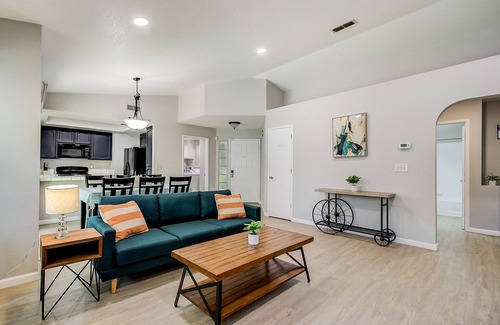 Elk Grove House | Quiet and Comfy Home | 70" SmartTV | Close to Everything