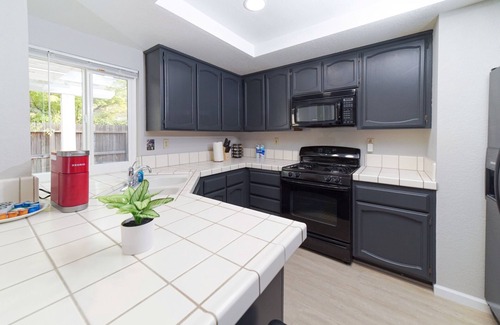 Elk Grove House | Quiet and Comfy Home | 70" SmartTV | Close to Everything