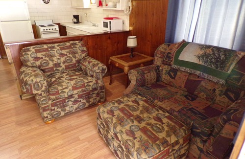 Cadiz Cabin | Quiet and cozy cabin with full kitchen and two bedrooms adjoining Lake Barkley.