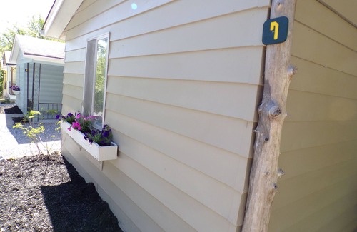 Cadiz Cabin | Quiet and cozy cabin with full kitchen and two bedrooms adjoining Lake Barkley.