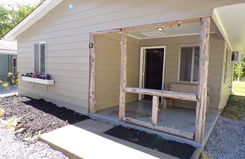 Cadiz Cabin | Quiet and cozy cabin with full kitchen and two bedrooms adjoining Lake Barkley.