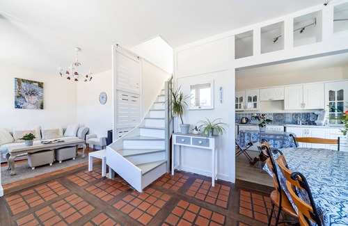 Le Port House | quiet and pleasant holiday home - ancient pottery