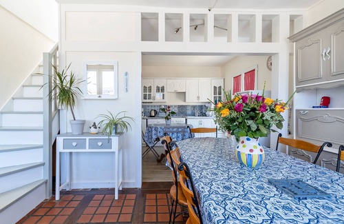 Le Port House | quiet and pleasant holiday home - ancient pottery