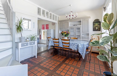 Le Port House | quiet and pleasant holiday home - ancient pottery