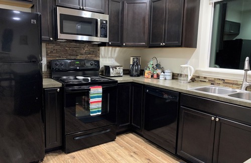 Retsil House | Quiet & backed by trees, centrally located home close to downtown and ferries.