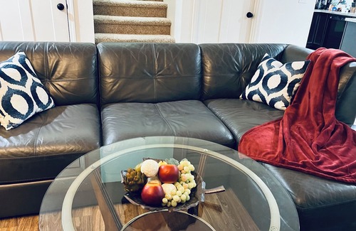 Retsil House | Quiet & backed by trees, centrally located home close to downtown and ferries.