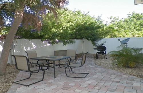 St. Pete Beach Condo | Quiet beach getaway with patio! Walk to the beach, bars, and restaurants!