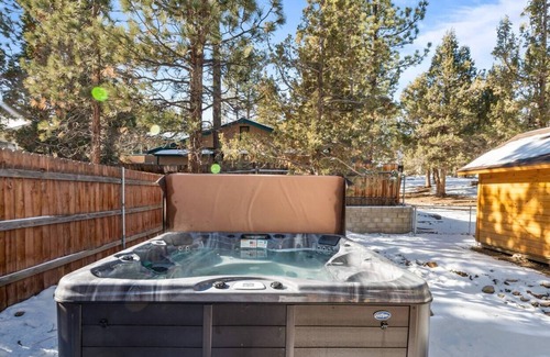 Big Bear Cabin | Quiet Cabin Retreat with quick access to Hwy 38 to Redlands and Lucerne Valley.