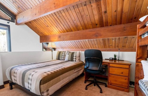 Big Bear Cabin | Quiet Cabin Retreat with quick access to Hwy 38 to Redlands and Lucerne Valley.