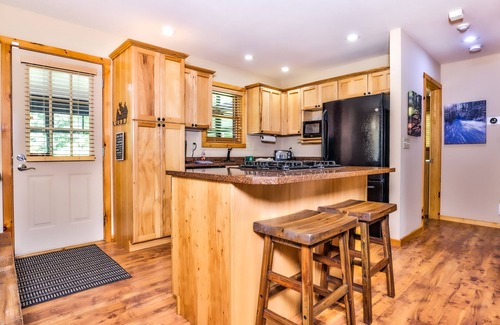 Minocqua Cabin | Quiet cabin with fireplace, lanai, central AC, washer/dryer, WiFi, & Netflix