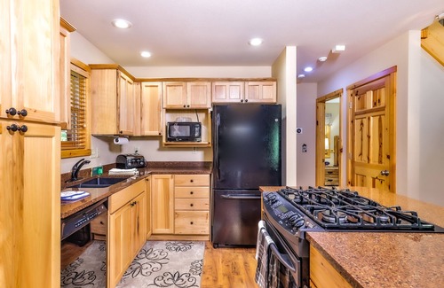 Minocqua Cabin | Quiet cabin with fireplace, lanai, central AC, washer/dryer, WiFi, & Netflix