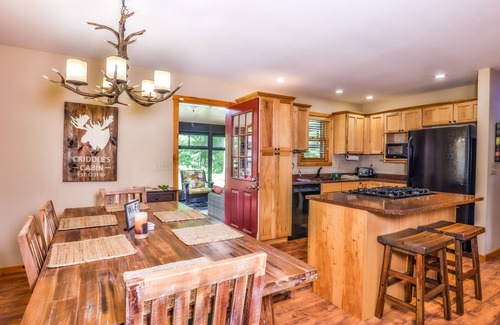 Minocqua Cabin | Quiet cabin with fireplace, lanai, central AC, washer/dryer, WiFi, & Netflix