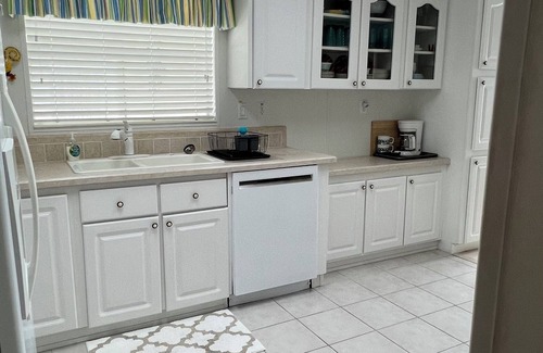 Saint James City House | Quiet, clean & comfy 2 bed-2bath with 8000lb boat lift and large screened lanai