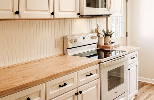 Colonial Beach House | Quiet Clean Cozy Whole Home Sleeps 8 ~ Walk to Water ~ Fast Wi-fi ~ Hike Nearby!