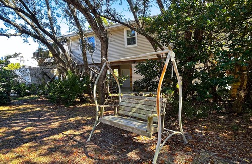 Ono Island Cottage | Quiet coastal cottage with updated kitchen & free WiFi