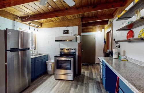 Ono Island Cottage | Quiet coastal cottage with updated kitchen & free WiFi