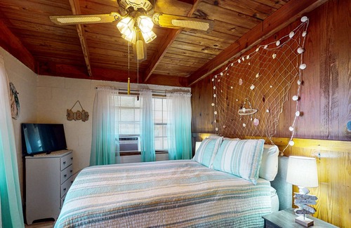 Ono Island Cottage | Quiet coastal cottage with updated kitchen & free WiFi