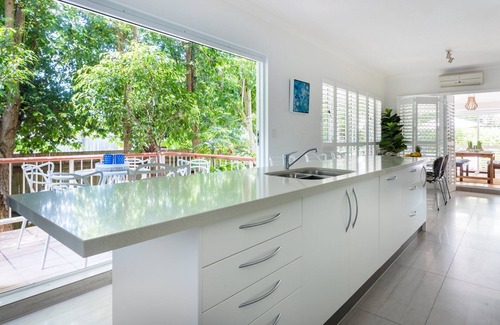 Noosaville Apartment | QUIET CONVENIENT LOCATION 30m FROM WATER