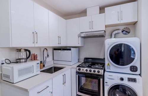 Killarney House | Quiet, cozy, 2bedroom, 1 bathroom, private entry suite near Skytrain/transit