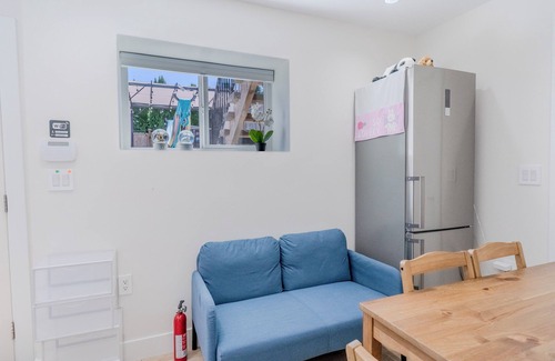 Killarney House | Quiet, cozy, 2bedroom, 1 bathroom, private entry suite near Skytrain/transit