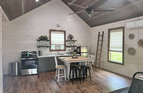 De Queen Cabin | Quiet Cozy Cabin on Little River.