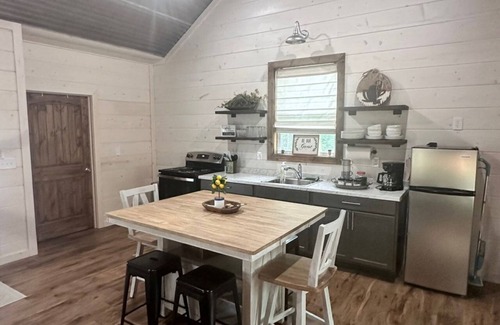 De Queen Cabin | Quiet Cozy Cabin on Little River.